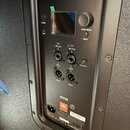 Zadávací panel černého aktivního reproduktoru. Jsou zde nápisy POWER, LIMIT, MAIN / MENU, BACK, SIG / CLIP (dvakrát), CH 1, CH 2, THRU 1, THRU 2 a PO…