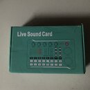 Tyrkysová krabice s nápisem Live Sound Card. Na přední straně je zobrazen obrázek zařízení s ovládacími prvky, posuvníky a tlačítky s nápisy jako PRO…