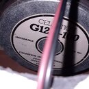 Detailní pohled na zadní část reproduktoru s kovovým magnetem. Na štítku je uveden nápis CELESTON G12-100 a text CELESTION INT. FOXHALL IPSWICH ENG.…