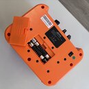 Zadní strana oranžového efekt pedálu značky JOYO. Na černé štítku je nápis „JOYO MINI PEDAL FOR ELECTRIC GUITAR MODEL: JA-01 POWER SUPPLY: 9V DC - (c…