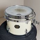 Bílý buben s chromovaným obručováním a mechanismem na montáž. Na korpusu je umístěno logo s nápisem „Gretsch DRUM MAKERS SINCE 1883“. Membrána značky…