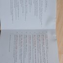 Fotografie zachycuje rozložený papírový seznam skladeb z CD. Text je rozdělen do dvou sloupců a obsahuje jména interpretů a názvy písní, například „T…