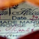 Detailní záběr na štítek uvnitř nástroje. Na štítku je nápis „Štěpán Holoubek“, text „HAND MADE MANDOLIN“ a lokalita „LOUNOVICE CZ“. U políčka Date j…