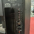 Černý reproduktor značky Electron KAIFAT, model PSP215A. Na zadním panelu jsou uvedeny technické specifikace: POWER CAPACITY: 250W, FREQ.RANGE : 50Hz…