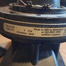 Detailní pohled na zadní část černého reproduktoru. Na bílém štítku je uveden text: PSD20028, 02066-EP, 8 OHM, 67-0634A 0236, Made in USA by Eminence…