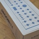 Kartonová krabice s modrým potiskem schéma ovládacího panelu nástroje. Na boku i na horní části je uveden nápis ARGON8M. V pravém dolním rohu krabice…