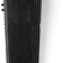 Černý sustain pedál s texturovaným povrchem a svislými drážkami. Na horní části jsou vyrazeny nápisy INSTRUMENT a AMPLIFIER. V pravém dolním rohu je…