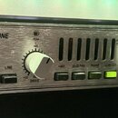 Stříbrný rackový procesor s nápisem dbx PROFESSIONAL PRODUCTS. Na panelu je označení CHANNEL ONE, vstupy INSTRUMENT IN a LINE, knoflík DRIVE a přepín…