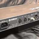 Zadní strana černého rackového efektového procesoru značky YAMAHA. Na šasi je nápis MADE IN JAPAN PROFESSIONAL MULTI-EFFECT PROCESSOR MODEL SPX2000.…