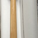 Dřevěný krk elektrické kytary v přírodní barvě s lakovaným povrchem, umístěný v kartónovém boxu. Na hlavě je viditelné logo Fender a nápis Made in US…