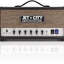 Černý kytarový kombozesilovač s hnědou texturovanou přední síťovkou. Na síťovce je umístěno logo JET CITY AMPLIFICATION a na ovládacím panelu nápis J…