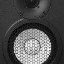 Černý studiový monitor se dvěma reproduktory. Horní je menší výškovek, spodní je větší středně-basový reproduktor s bílou membránou a černou voštinov…