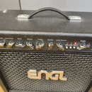 Černý kytarový kombozesilovač s logem ENGL na přední mřížce. Na ovládacím panelu je nápis GigMaster a řada potenciometrů s popisky Input Gain, Lead D…