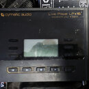 Černý přehrávač s nápisy cymatic audio a Live Player LP-16 expand your band. Zařízení má uprostřed displej, několik ovládacích tlačítek a v dolní čás…