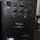 Zadní panel černého studiového monitoru s nápisy FOCAL PROFESSIONAL a SHAPE 65 PROFESSIONAL MONITORING SYSTEM. Horní část obsahuje sekci INPUT s kone…