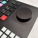 Černý kontrolér s řadou tlačítek a velkým kulatým ovládacím knoflíkem. Na tlačítkách jsou bílé nápisy Paste, Copy, Shift a Rec, přičemž tlačítko Rec…