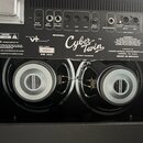 Fotografie zachycuje zadní panel kytarového komba s dvěma reproduktory. Na černém panelu je bílý nápis MODEL Cyber-Twin TM, logo Virtual Tone VT Inte…