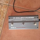 Šedý kovový nožní spínač s třemi stoupacími tlačítky. Na horní části je nápis GK GALLIEN-KRUEGER a nad tlačítky jsou popisky HORN MUTE, CHANNEL A/B a…