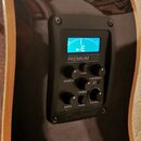 Detail na zabudovaný předzesilovač s digitálním ladidlem v těle akustické kytary. Na panelu je nápis PREMIUM PLUS a v dolní části logo Tanglewood. Ov…