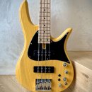 Elektrická basová kytara s přírodním dřevěným povrchem těla a hmatníkem. Nástroj má černý pickguard, dva snímače s viditelnými póly a čtyři kovové ov…