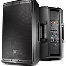 Dvě černé aktivní reproduktorové bedny s kovovou mřížkou. Na přední straně levého reproduktoru je bílé logo JBL. Zadní panel pravého reproduktoru obs…