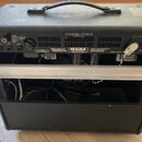 Zadní strana černého kytarového komba s texturovaným povrchem. Na zadním panelu jsou nápisy DYNA-WALL POWER, PATENTED 4,713,624 a logo MESA ENGINEERI…