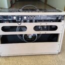 Zadní strana kytarového komba v krémovém vinylu s černým ovládacím panelem. Na reproduktoru je viditelný štítek s nápisy CELESTONSPEAKERS, G12, 8ohms…
