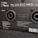 Fotografie zachycuje zadní panel černého reproduktoru s nápisem the box PA 252 ECO MKII PROFESSIONAL SPEAKER. Panel obsahuje konektory INPUT a OUTPUT…