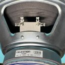 Detail zadní strany reproduktoru s kovovým šasi stříbrné barvy. Na magnetu je bílá nálepka s nápisy CELESTION, T5743A, G10F-15 16Ohm 50 23GV MADE IN…