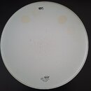 Bílá kruhová bubnová kože. V horní části je černý nápis 15" a ve spodní části logo s nápisy UT, REMO DRUM HEAD, MADE BY REMO a IN CHINA. Povrch vykaz…