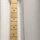 Fotografie znázorňuje krk elektrické kytary z ančové barvy dřeva s javorovým hmatníkem. Na hlavě je černý nápis Squier by Fender a TELECASTER DELUXE.…