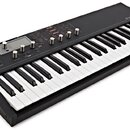 Černý syntetizátor s klaviaturou. Na levé straně panelu je bílý nápis biofield SYNTHESIZER a v pravém horním rohu logo waldorf. Přístroj obsahuje dis…