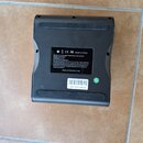 Fotografie zachycuje spodní stranu černého kytarového pedálu z plastu. Na spodní části je umístěn štítek s nápisy: MINI BLUETOOTH AMPLIFIER PEDAL FOR…