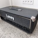 Černý kytarový kombozesilovač s texturovaným povrchem a bílým lemováním. Na přední mřížce je umístěno bílé logo Laney. Přístroj má v horní části přen…