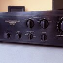 Černý integrovaný stereo zesilovač značky SONY. Na předním panelu je nápis INTEGRATED STEREO AMPLIFIER, SPONTANEOUS TWIN DRIVE a modelové označení 55…