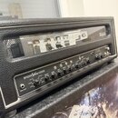 Černý kytarový kombozesilovač s koženkovým potahem. Na předním panelu je nápis SPIDER Valve HD100 a logo Line 6 v horní části za mřížkou, vpravo je n…