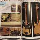 Fotografie dvou stran otevřené knihy s popisem a snímky basové kytary. Je zde vidět světlý nástroj s černým pickguardem a hnedým hmatníkem, na hlavě…