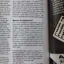 Fotografie zachycuje stránku z časopisu s textem v češtině a částí černého zařízení na pravé straně. Na viditelné části přístroje je bílé písmo „A“ a…