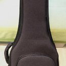 Černý poloměký obal na kytaru z textilního materiálu. V dolní části je bílé logo s písmenem G v kruhu a nápis SPIRA GUITARS. Obal je vybaven přenosno…