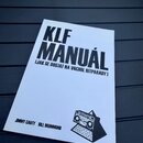 Bílá brožura s černým textem a grafikou. Na obálce je nápis KLF MANUÁL a pod ním v závorce text (JAK SE DOSTAT NA VRCHOL HITPARADY). V dolní části js…