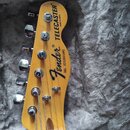 Hlava elektrické kytary z jasného dřeva s nápisy TELECASTER, Fender a MADE IN JAPAN. Na horní hraně je uveden SERIAL NUMBER JD22021492. Nástroj má še…