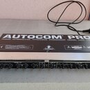 Stříbro-černý rackový procesor s nápisem AUTOCOM PRO AUDIO INTERACTIVE DYNAMICS PROCESSOR MODEL MDX 1400. Na horním panelu je logo BEHRINGER, značka…