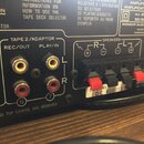Záběr na zadní panel černého audio zesilovače. V pravém horním rohu je nápis AMPLIFIER MODEL A-X5, AMPLIFICATEUR MODELE A-X5 a logo PIONEER ELECTRONI…