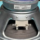 Detail zadní strany reproduktoru s kovovým šasi stříbrné barvy. Na magnetu je bílá nálepka s nápisy CELESTION, T5743A, G10F-15 16Ohm 50 23GV MADE IN…