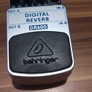 Stříbrný efekt pedál s černým spínacím tlačítkem. Na horní části je nápis DIGITAL REVERB a model DR600, na tlačítku je logo a nápis behringer. V horn…