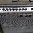 Černý kytarový kombo zesilovač značky BEHRINGER. Na ovládacím panelu je nápis ULTRATWIN a označení 2x30-WATT GUITAR WORKSTATION. Panel obsahuje někol…