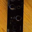 Černý rackový audio interface s nápisem M-AUDIO ProFire 610 24bit/96/192kHz Audio Interface. Zařízení obsahuje dva vstupy Mic/Inst s ovládacími knofí…