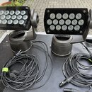 Dvě černé LED reflektory na pohyblivých ramenech umístěné na černém transportním kufru. Na spodní části obou zařízení je vidět nápis "TOSCH". K příst…