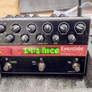 Černý efekt pedál s nápisy Eventide, Harmonizer a PITCHFACTOR. Zařízení má v horní části řadu otočných ovladačů s popisky Mix, Pitch Mix, Pitch A, Pi…