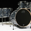 bicí souprava v tmavě modré mramorové barvě s chromovaným kováním. Na rezonanční kožeše basového bubnu i tomů je viditelné logo „dw drums“. Na spodní…